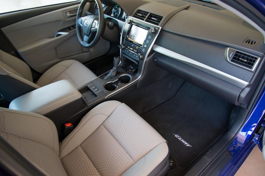  Toyota Camry Hybrid 2015 года  (US) (фото 9 из 28)